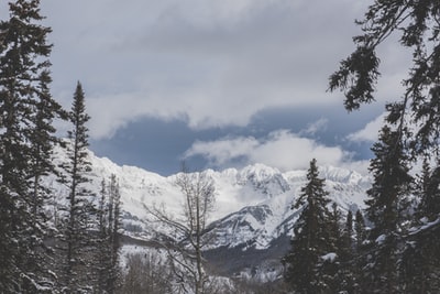 阴天雪山